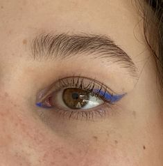 Blue Eye Makeup Eyeliner, Interesting Eyeliner Looks, Cute Colorful Eyeliner, Eyeliner Looks With Color, Different Color Eyeliner, Easy Blue Eyeliner, Simple Colourful Eyeliner, Blue Eyeliner Aesthetic, Electric Blue Eyeliner