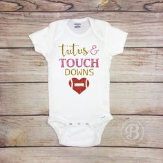 "The PERFECT outfit for your little sports fan! This is a MUST for game day, and always a HUGE hit at every baby shower! It's also \"Daddy Approved!\" Shop with confidence! We're a 5 star rated shop (open since 2011), and have over 25K sales! With QUICK processing times, you know you're little one will be dressed to impress just in time for the big game! Available in sizes 0-3M, 3-6M, 6-9M, 12M, 18M, and 24 months in either short or long sleeves! Please note that our bodysuits are made out of a White Short Sleeve Onesie For Game Day, White Sports Onesie With Letter Print, Girls Baseball Outfit, Girls Football Outfit, Football Outfit, Football Clothes, Outfit Baby Girl, Baseball Girls, Orange Baby