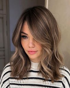 Lob Bayalage Brunette, Medium Short Balayage Hair, Side Part Balayage Brunettes, 2023 Lob Hair Trends, Medium Length Hair Styles Balayage, Fall 23 Hair Color, Dark Base With Caramel Highlights, Textured Lob Haircut Mid Length With Bangs, Brunette With Blonde Highlights Medium Length