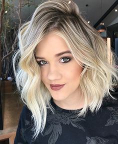 Placement of highlights Short Light Brown Hair, Brown Bob Hair, Blonde Ombre Balayage, Hairstyle Color, Makeup Tip, Wavy Bob Hairstyles, Haircut Styles, Wavy Hairstyles, Medium Long Hair