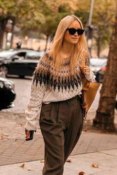 This is the on-trend Fair Isle print sweater fashion editors will be wearing all winter | Vogue France Fair Isle Jumper, Knit Sweater Outfit, Jumper Style, Jumper Outfit, Sweater Outfit, Skirt Trends, Copenhagen Fashion Week