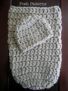 a crocheted dishcloth is sitting on a wooden surface with the words posh patterns written across it