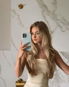 Embrace Messy Hair, Kadeřnické Trendy, Honey Blonde Hair, Brown Eyed Girls, Dream Hair, Aesthetic Hair, Messy Hairstyles, Girl Icons, Blonde Girl