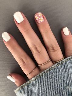 daisy nail design: short white nails Daisy Manicure, Mechanic Wedding, Daisy Nail Designs, Acrylic Nails Yellow, Shellac Nail Designs, Daisy Nail Art, Black Gel Nails, White Manicure, Daisy Nails