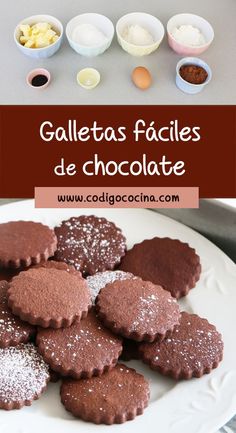 Abajo, galletas de chocolate sobre un plato (algunas van cubiertas de azúcar glas). Arriba, los ingredientes necesarios. Cookie Cake Recipe, Baking Recipes Cookies, Healthy Sweets Recipes, Easy Cookie Recipes, Healthy Cookies, Easy Baking Recipes, Sugar Cookies Recipe, Healthy Sweets, Sweets Recipes