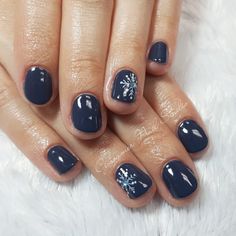 Shellac Short Nails Winter, Gel Nails For January, Winter Nails For January, Winter Light Nails, Shellac Nail Designs Winter, Holiday Nails Winter Christmas Gel, Gel Manicure Ideas For Short Nails Winter, Short Sporty Nails, Short Natural Winter Nails