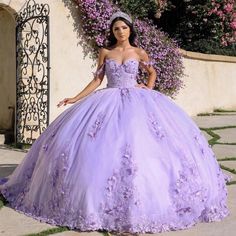 Moda 2000 Quinceanera Dresses Lavender, Quincera Dress Purple, Violet Purple Quinceanera Dresses, Quinceanera Lilac Dresses, Lavender 15 Dress, Purple Quince Court Dresses, Lavender Xv Dresses, Lavender Purple Quince Dress, Purple Big Dress