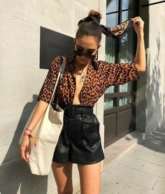 Camisa animal print - saia cintura alta de couro - lenço animal print- COMO USAR LENÇOS NO CABELO Looks Com Short, Oufits Casual, Style Lookbook, Animal Print Outfits, Short Inspirational Quotes, Inspirational Sayings, Pinterest Fashion, Fall Fashion Trends