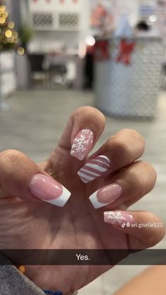 Short Acrylic Xmas Nails, Short Tip Christmas Nails, Medium Acrylic Christmas Nails, Nail Inspo Trendy Christmas, Square Christmas Nails Short, Christmas Nails Square Red, White Nail Designs Christmas, Christmas Frenchies Nails, French Xmas Nails