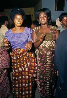 African Hair History, African Images, African Image, Africa Photography, Democratic Republic Of Congo, Republic Of Congo, Vintage Black Glamour, Black Photography, African Traditional Dresses