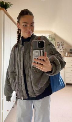 Sports Bomberjack Outfit, Outfit With Winter Jacket, Fall Jacket Aesthetic, Jacket Inspo Winter, Zara Grey Jacket, Autumn Jacket Outfit, Fall Jackets 2024, Outfit Bombers, Fall Outfits Jackets