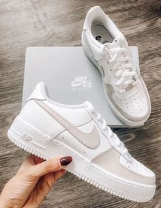 Beige Af1, Beige Nike, Sneakers Trendy, Beige Sneakers, Nike Fashion Shoes