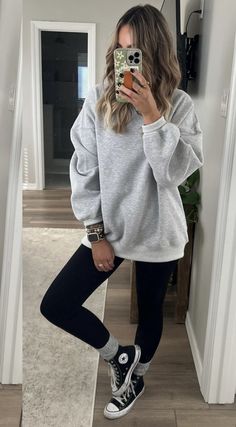 Spring Summer Athleisure, Leggings Trainers Outfit, Black Leggings Outfit With Converse, Converse Athleisure Outfit, Minimalistic Outfits For Women, Athleisure Outfits For Moms, Fall Basic Outfits Women, Comfy Mama Outfits, Mom Lounge Wear