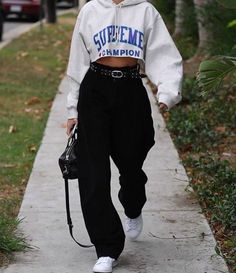 8 Ways To Style A Hoodie As A Lazy College Student - Society19 UK Mode Tips, Cropped Sweatshirt, Mode Inspo, Winter Mode, Fashion Streetwear, Kourtney Kardashian, Style Streetwear, Khloe Kardashian, Edgy Outfits