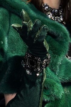 Romeo I Julia, Dark Feminine Energy, Royal Green, Slytherin Aesthetic, Gold Aesthetic, Dark Feminine, Jolie Photo, Old Money Aesthetic