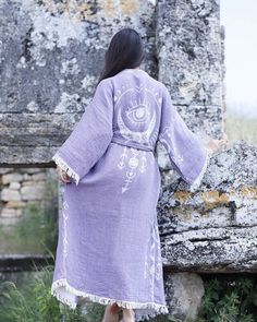 You may use Playa's kimonos for lots of areas of life such as luxury bathrobes, bohemian bathrobes, hijab dresses, organic housecoats, beach cover-ups, kimono jackets, ethnic kaftans, cardigans, women's robes, and bridal gifts. Playa kimono's are always with you when you want to be timeless but don't compromise on style; At the beach on a sunny day On a fun festival day On a day when you hang out with your friends During a shiny breakfast morning While enjoying a bath&beauty or during your medit Unique Kimono, Handmade Kimono, Diy Kimono, Abaya Style, Cotton Kaftan, Moon Pattern, Hijab Dress, Womens Robes, Abaya Fashion