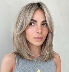 Cute Lob with Long Curtain Bangs Inverted Hairstyles, Collarbone Length Hair, Blonde Balayage Highlights, Womens Haircuts Medium, Bangs With Medium Hair, Long Bob Haircuts, Medium Curly Hair Styles, Medium Short Hair, Lob Hairstyle