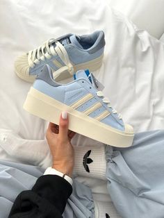 Girly Shoes Sneakers, Sporty Shoes, Trendy Shoes Sneakers, Classy Photography, Adidas Shoes Women, Diy Vetement, Girly Shoes, Aesthetic Shoes