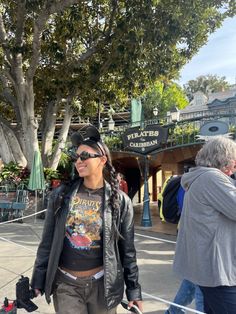 disney ootd - disneyland outfits - trendy disney outfits Disney Alternative Outfits, Chic Disneyland Outfits, Disney In Winter Outfit, Cute Disneyland Outfits Summer, Aesthetic Outfits For Disneyland, Disney Casual Outfits, Theme Park Outfits Winter, Funfair Outfit Ideas