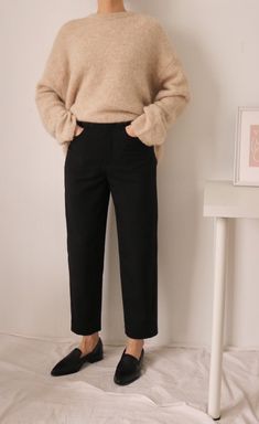 Women Work Outfits, Work Outfits Frauen, Minimalist Moda, Classy Casual Outfits, Wool Trousers, Casual Work Outfits, Work Outfits Women, Work Wardrobe