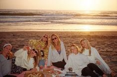 girls night pizza picnic beach dinner sunset friends photo inspo film photography 35mm kodak gold contax t2 postcard girls summer Beach Pizza Picnic, Film Aesthetic Photography, Beach Picnic Ideas, Friendgroup Aesthetic, Beach Pizza, Pizza Picnic, Summer On Film, Film Photography Aesthetic, Contax T2