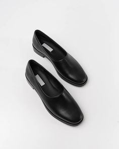 Suzanne Rae Keene Loafer in Black Curated at Jake and Jones Suzanne Rae, Fashion Fall 2023, Minimalistic Outfits, Outfit Inspiration Women, Female Symbol, What Should I Wear, Minimalist Wardrobe, Leather Slip Ons, Sock Shoes