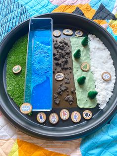 Sensory play based on the book We’re Going on a Bear Hunt Hungry Caterpillar Activities, Toddler Sensory Bins, Sensory Tray, Story Sack, Reggio Inspired Classrooms, Bear Hunt