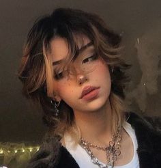 Hair Inspiration For Round Face, Stargirl Haircut, Goth Aesthetic Hairstyle, Short Haircuts With Highlights Brunettes, Cute Grunge Haircuts, Died Wolfcut Hair, Hair Color Ideas For Wolf Cut, Short Messy Shag Haircuts, Wolf Cuts Curly Hair