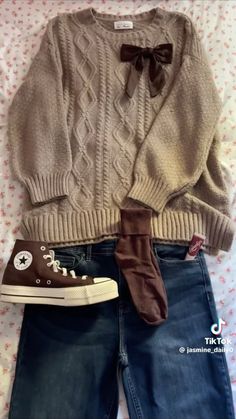 Brown Aesthetic Winter Outfit, Rory Gilmore Converse, Downtown Winter Aesthetic, Autumn Core Outfits, Rory Gilmore Winter Outfits, Downtown Winter Outfits, Bow Converse, Rory Gilmore Inspired Outfits, Rory Gilmore Aesthetic Outfits