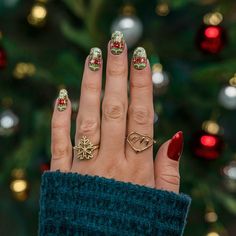 Modern christmas nail design ideas with holiday-themed accents and elegance Christmas Nail Colors, Xmas Nail, Holiday Nails Winter, Festive Nail Designs, Xmas Nail Art, Nails Winter