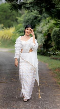 Osariya Designs Modern, Kandian Saree Design, Modern Kandyan Saree Designs, Osari Designs, Kandyan Saree, White Sarees, Engagement Saree