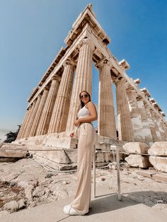 Athens pic ideia and preset edition. Creamy edition. Pose athens pin. Acropolis picture. Pose Acropolis. Acropolis Instagram Pictures, Acropolis Photoshoot, Photo In Greece, Acropolis Picture Ideas, Athens Outfit Ideas Summer, Acropolis Photo Ideas, Athens Greece Picture Ideas, Athens Instagram Pictures, Greece Pose Ideas