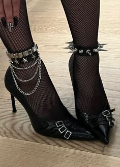 Diy Goth Clothes, Black Thigh High, Shoe Obsession, Thigh High Boots, Outfits Casuales, Look Cool, Sock Shoes