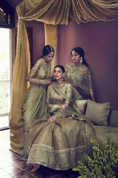 Pinterest: @pawank90 Modern Saree, Vogue India, Ghagra Choli, Tarun Tahiliani, Indian Couture, Indian Wedding Outfits, Lehenga Designs