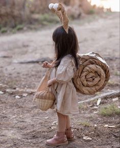 Natural Halloween Costumes, Toddler Mushroom Costume, Woodland Creatures Costume, Couple Costumes With Baby, Baby Mushroom Costume, Waldorf Costume, Costumes With Baby, Snail Costume, Halloween Costumes Family