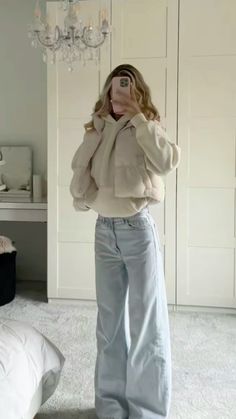 Pretty Jeans Outfit, American Fall Outfit, School Pants Outfit, Outfit Ideas Pale Skin, Cold Jeans Outfit, That Girl Outfits Aesthetic, Clean Girly Outfits, Light Coloured Outfits, Aesthetic Winter Outfits School