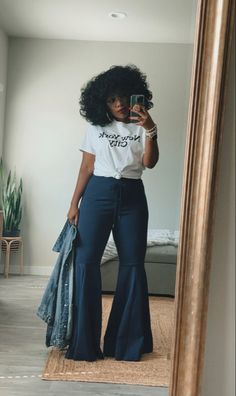 Plus Size Bell Bottoms Outfit Winter, 70s Bell Bottoms Outfits Black Women, 70s Outfits Ideas Black Women, Flare Jeans Chic Outfit, Curvy Bell Bottom Jeans Outfit, 70s Outfits Black Women Plus Size, Black Bell Bottom Jeans Outfit Plus Size, Fashion Outfits Wide Leg Pants, Black Girls 70s Outfits