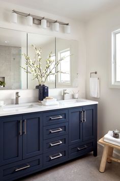 Blue Bathroom Vanity İdeas Blue Shaker Cabinets, Blue White Bathrooms, Dark Blue Bathrooms, Blue Bathrooms Designs, Navy Blue Bathrooms, Navy Bathroom, Blue Bathroom Vanity, Silver Bathroom, Blue Vanity