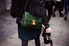 Celine Box Bag Outfit, Green Bag Outfit, Celine Classic Box Bag, Celine Cabas, Celine Classic Box, Celine Box Bag, Celine Box, Parisienne Chic, Red Leather Handbags