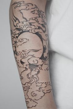 Татуировка в японском стиле облака солнце Tattoo artist clouds Japanese style Moon Cloud Tattoo, Japanese Style Clouds, Small Black Tattoos, Cloud Tattoos, Cloud Tattoo Sleeve, Courage Tattoos, Cloud Tattoo Design