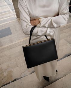 Minimalist Bag, Purses Designer, Minimal Fashion, Beauty Inspiration, Bago, Business Casual, Fashion Bags, Classic Style, Prada