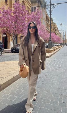 Styling Beige Blazer, Nude Blazer Outfit, Parisian Chic Style, Corporate Outfits, City Outfits, Muslimah Fashion Outfits, Classy Casual Outfits, Brunch Outfit, Autumn Outfit