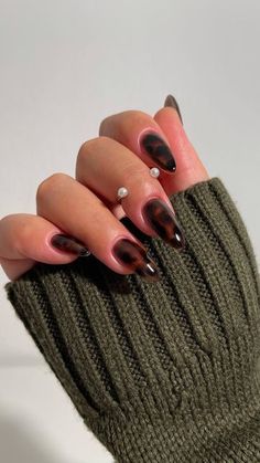 Brown fall nails are a perfect way to embrace the cozy vibes of the season! Here are some popular ideas to consider:  Chocolate Brown: A rich, deep chocolate shade looks elegant and classic. Matte Finish: Try a matte brown for a chic, modern twist. Ombre Effect: Blend different shades of brown for a gradient look. Nail Art: Incorporate autumn-themed designs like leaves or pumpkins with brown accents. Glitter Accent Nails: Add a touch of gold or copper glitter to a brown base for some sparkle. Tortoise Tips Nails, Fall Nail Inspo Dip Powder, Acrylic Nails Tortoise Shell, Long Tortoise Shell Nails, Cute Fall Nails With Design, Nails Acrylic Round Design, Corporate Acrylic Nails, Brown Nails Tortoise, Cute Fall Nails Acrylic Almond Short