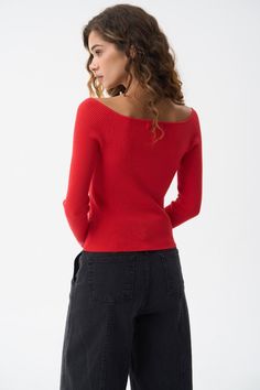 This spicy red sweater is perfect for creating a sophisticated and bright look. It is made of soft cotton knitwear in a fine ribbed pattern that stretches well and fits comfortably. The scalloped neckline attracts attention to the collarbones and creates a feminine and elegant look. To enhance your appearance, consider complementing your outfit with a stylish choker or necklace. Fashion For Summer, Summer Fashion Accessories, Fashion Forward Outfits, Scalloped Neckline, Wide Leg Dress Pants, Top Pants Set, Red Sweater, Sweater Tank Top, Women's Sweaters