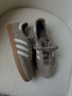 #spezial #adidas #adidasshoeswomen #adidasspezials #adidasoutfit #adodasspezialoutfit #brownadidas #aesthetic #outfits Adidas Shoes Outfit, Spezial Adidas, Adidas Outfit Shoes, Sporty Shoes, Trendy Shoes Sneakers, Shoes Heels Classy, Shoes Hack, Sneaker Lovers, Funky Shoes