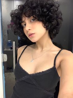 Short Natural Curly Hair, Dyed Curly Hair, Top Hairstyles, Curly Girl Hairstyles, Hair Stuff, Short Curly Hair, Curly Girl, Photography Women