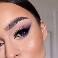 Dramatic Cat Eye Makeup, Makeup Morado, Smokey Eye Makeup Steps, Cat Eye Makeup, Makeup Challenges, Eye Makeup Steps, Dope Makeup, Colorful Eye Makeup