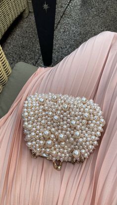 Pearls Jewelry Diy, Hand Clutch, Hand Beaded Bag, Diy Clutch, Handbag Essentials, Women's Bags By Shape, Crochet Clothing And Accessories, Pearl Bag, Fashion Statements