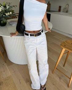 High Waist White Pants Outfit, Parent Dinner Outfit, La Outfit Aesthetic, Casual Work Outfit Aesthetic, Outfit Jean Blanc, White Pants Outfit Aesthetic, Summer London Outfits, Full White Outfit, Outfits With White Jeans