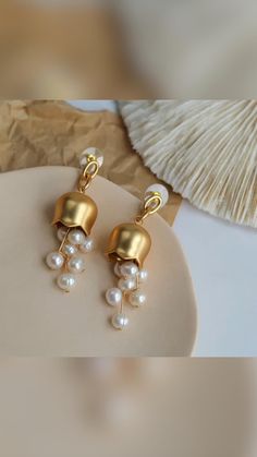 100% Freshwater Natural Pearl Bell Earrings   Shape: Lily of the valley   • Material:  Freshwater Natural Pearl & 18K Gold & 925 Silver & Copper   Style: Elegant & Antique & Fashion & Cute  Pearl Size: 8mm - 8.5mm  • Earrings Length: 7cm  • Weight: 16.5g Fancy Jewellery Designs, Gold Ring Designs, Jewelry Design Earrings, Gold Pearl Earrings, Fancy Jewellery, Gold Earrings Designs, Jewelry Design Necklace, Natural Pearl, Fancy Jewelry